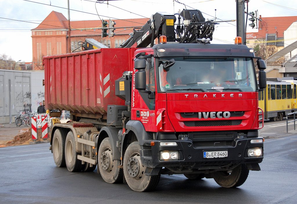 Ein IVECO TRAKKER 410 Abrollkipper einer Berliner Tiefbaufirma (ER-EN)am 19.01.11 Berlin-Pankow. 