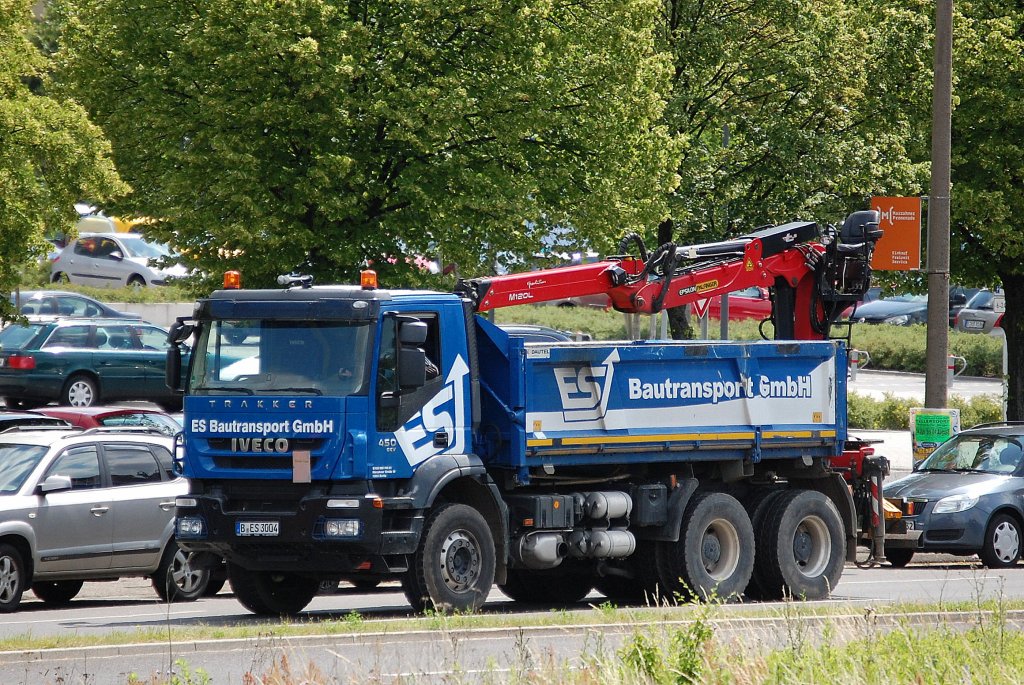 Ein IVECO TRAKKER 450 EEV Baukipper (Selbstlader) der Fa. ES Bautransport GmbH am 27.06.13 Berlin Marzahn.
