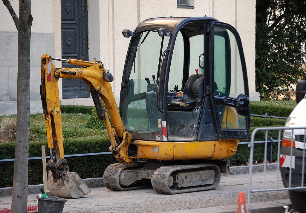 Ein JCB Typ? Minibagger, 09.02.11 Berlin-Pankow.