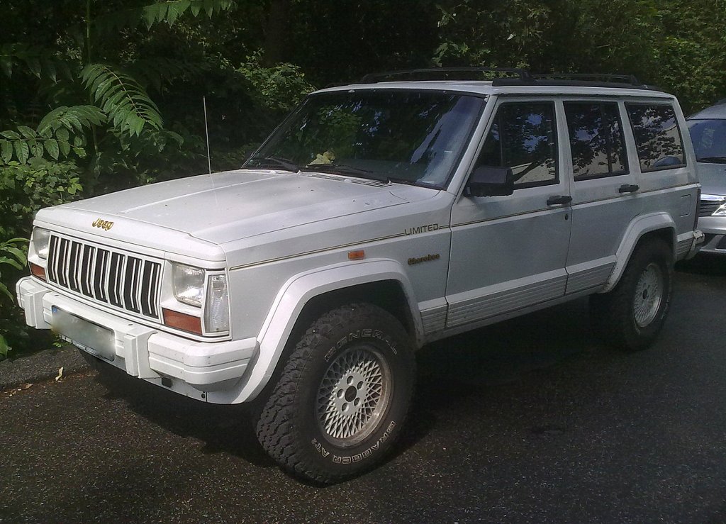 Ein Jeep Cherokee LIMITED 4.0 Litre HIGH OUTPUT in wei�, sch�ner Wagen, 13.07.12 Berlin-Pankow.