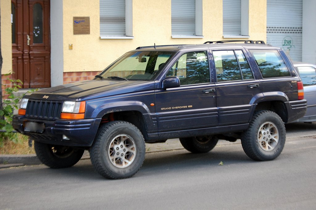 Ein Jeep GRAND CHEROKEE, ein Gel�ndewagen der oberen Mittelklasse, schon ein gewaltiges Fahrzeug wie man auf dem Bild sch�n sieht, 24.06.10 Berlin-Pankow.