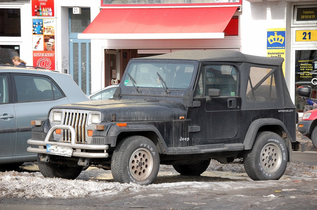 Ein JEEP WRANGLER in schwarz, 22.02.10 Berlin-Charlottenburg.