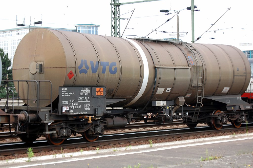 Ein Kesselwagen vom Typ Zaes vom Wageneinsteller VTG AG aus Hamburg eingestellt in �sterreich mit der Nr. 33 RIV 81 A-VTG D 7879 310-9, Heimatbahnhof: Linz-Voestalpine, lt Gefahrenstofftafel /(33/1114) f�r Benzol-Transport, 12.08.10 Bhf. Flughafen Berlin-Sch�nefeld.