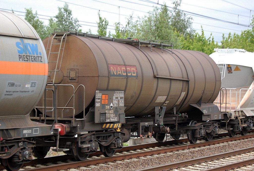 Ein Kesselwagen vom Wageneinsteller NACCO mit der Nr. 37 RIV 80 D-NACCO 7931 948-7 Zacens Maschen Rbf. lt Gefahrstofftafel 80/1824 f�r Natriumhydroxidl�sung als Transportgut am 31.05.12 Berlin-Blankenburg.