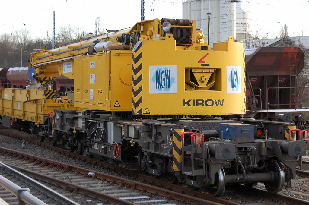 Ein KIROW KRC 810 T Gleisbauschienenkran (97 82 53 506 19-7) der Gleisbaufirma MGW GmbH aus Berlin bei den umfangreichen Gleissanierungsarbeiten Berlin-Greifswalder Str.