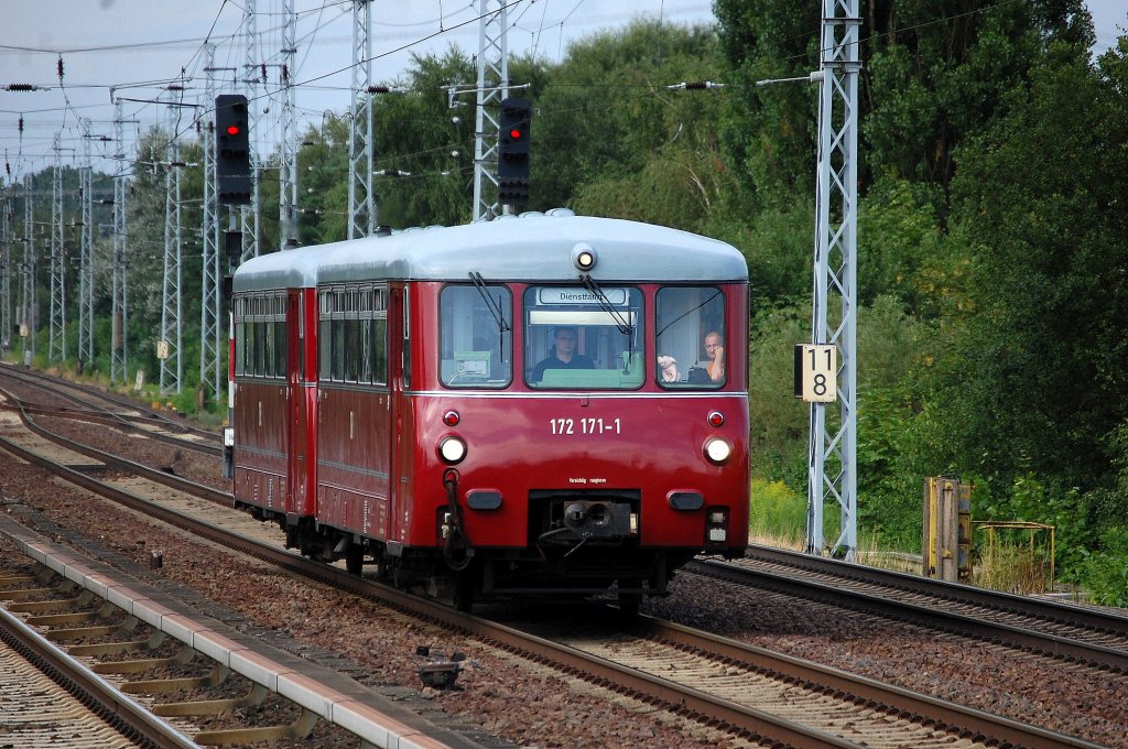 Ein klassisches Ferkeltaxi-Gespann der Traditionsgemeinschaft Ferkeltaxi e.V. mit 172 171-1 + 172 132-3 kehrt von einem l�ngeren Sondereinsatz von Usedom zur�ck wo im Juli Sonderfahrten auf Strecken der UBB stattfanden, 29.07.13 Berlin-Karow.