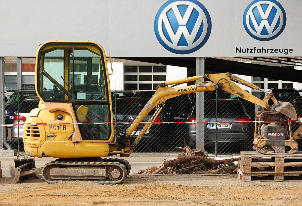 Ein kleiner KOMATSU PC15R Utility Minibagger, 11.04.11 Berlin-Pankow.  
