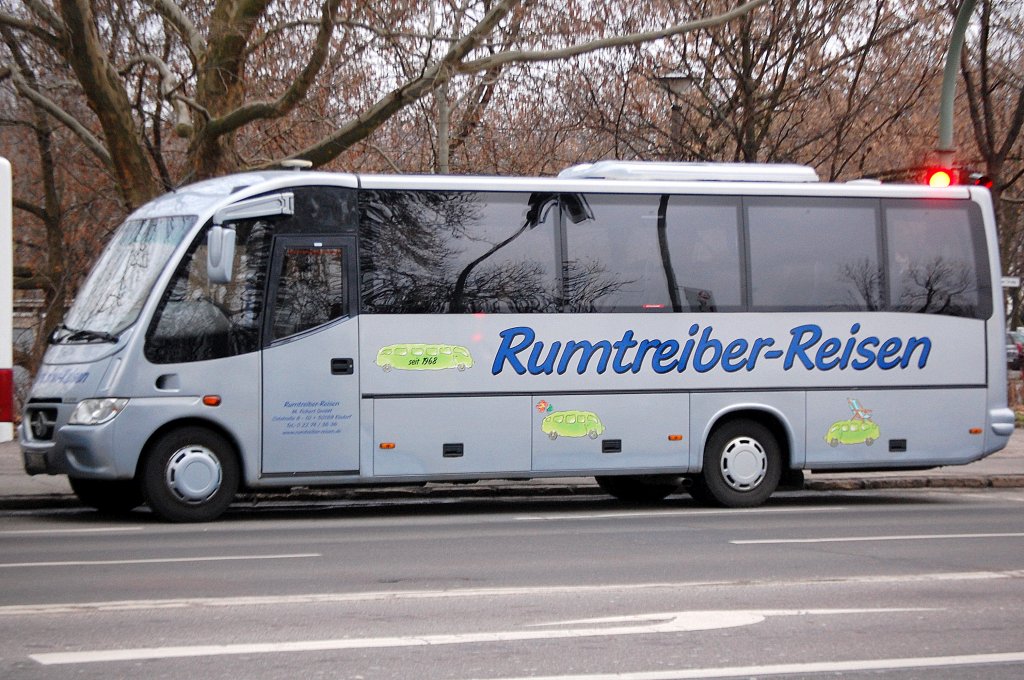 Ein kleinrer MB Typ? Reisebus vom Veranstalter Rumtreiber-Reisen, 21.01.11 N�he S-Bhf. Berlin Landsberger Allee. 