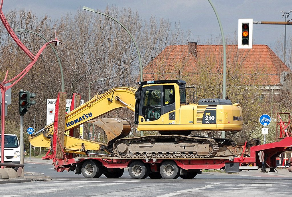 Ein KOMATSU PC 210 LC beim Transport auf das Gel�nde des Berliner Westhafens, 10.04.12