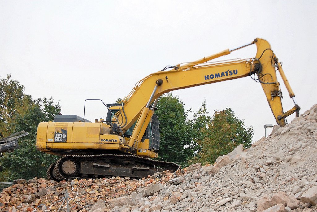 Ein KOMATSU PC 290 NLC Raupenbagger bei den gro�fl�chigen Abri�arbeiten N�he S-Bhf Landsberbger Allee Berlin, 27.09.11 
