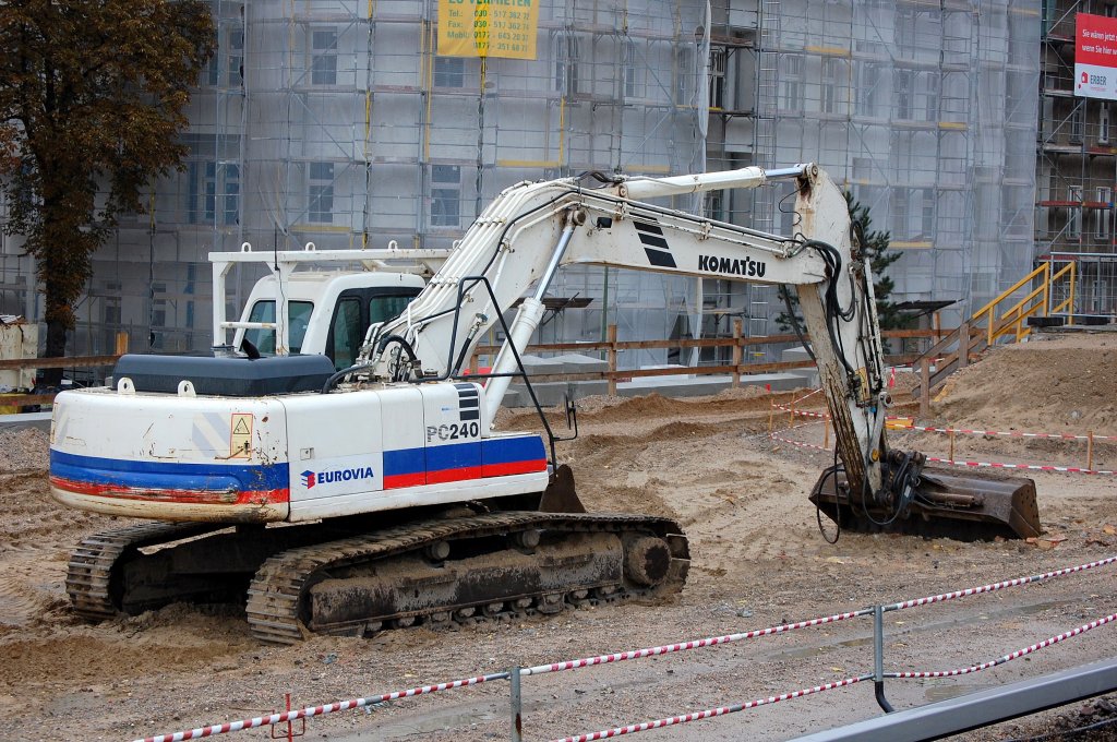 Ein KOMATSU PC240 Raupenbagger der Fa. EUROVIA am 05.10.08 Neubau S-Bhf. Berlin-Baumschulenweg.