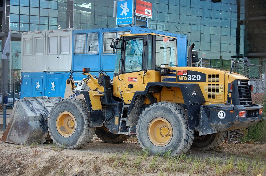 Ein KOMATSU WA320 Radlader der Fa. GBS universale Spezialtiefbau, S-Bahn Gro�baustelle am Berliner hbf., 17.10.12