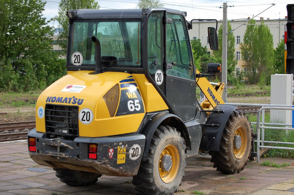 Ein KOMATSU WA65 Mietradlader der Fa. THEISEN, 02.05.08 Bahnsteig S-Bhf. Berlin-Pankow. 