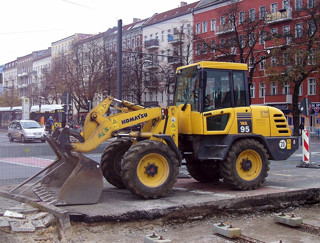 Ein KOMATSU WA95 Radlader am 25.10.07 Berlin Prenzl.Berg.