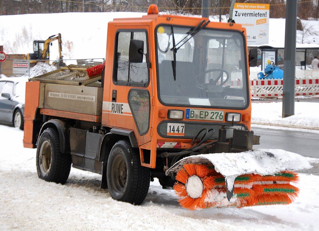 Ein Kommunalfahrzeug vom Hersteller LADOG im Schneer�umdienst der Fa. RUWE am 13.02.10 Berlin-Pankow.