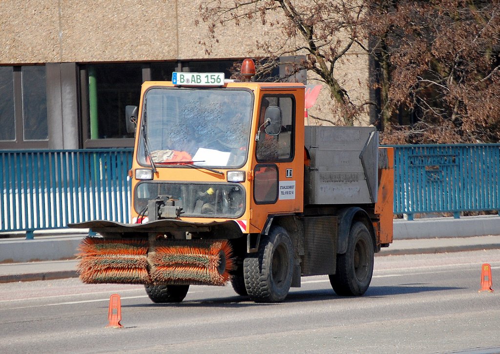 Ein Kommunalfahrzeug Typ? f�r den Winterdienst der Fa. Stahlschmidt aus Berlin, 22.03.10 Berlin-Putlitzbr�cke.