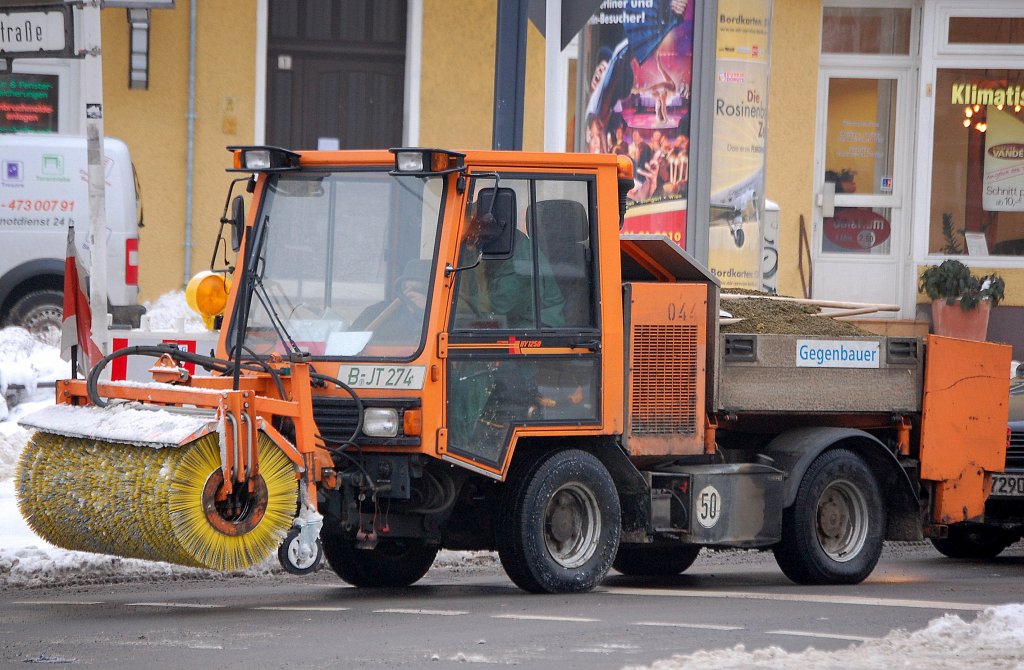 Ein Kommunalnutzfahrzeug vom Hersteller KIEFER GmbH, ein BOKIMOBIL HY 1250 der Fa. Gegenbauer im Schneer�umdienst, 14.01.10 Berlin-Pankow.