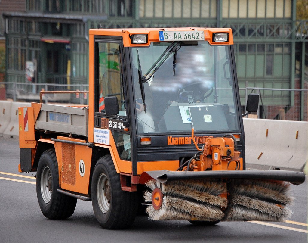 Ein Kramer Tremo 601 Kommunalfahrzeug f�r den Winterdienst und Reinigungsdienst der Fa. GROSSBAUTENREINIGUNG aus Berlin, 20.10.09 Berlin Putlitzbr�cke.