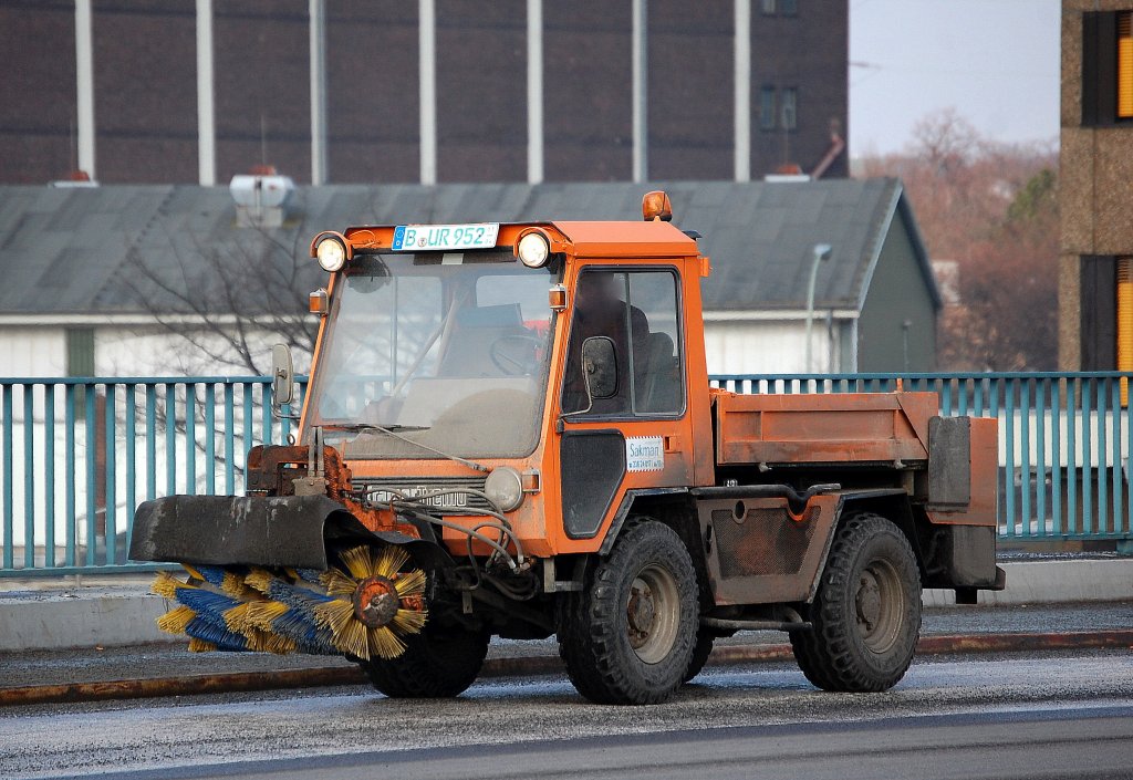 Ein kramer TREMO Kommunalfahrzeug der Fa.Sakman im Winterdienst, 13.02.13 Berlin-Putlitzbr�cke.