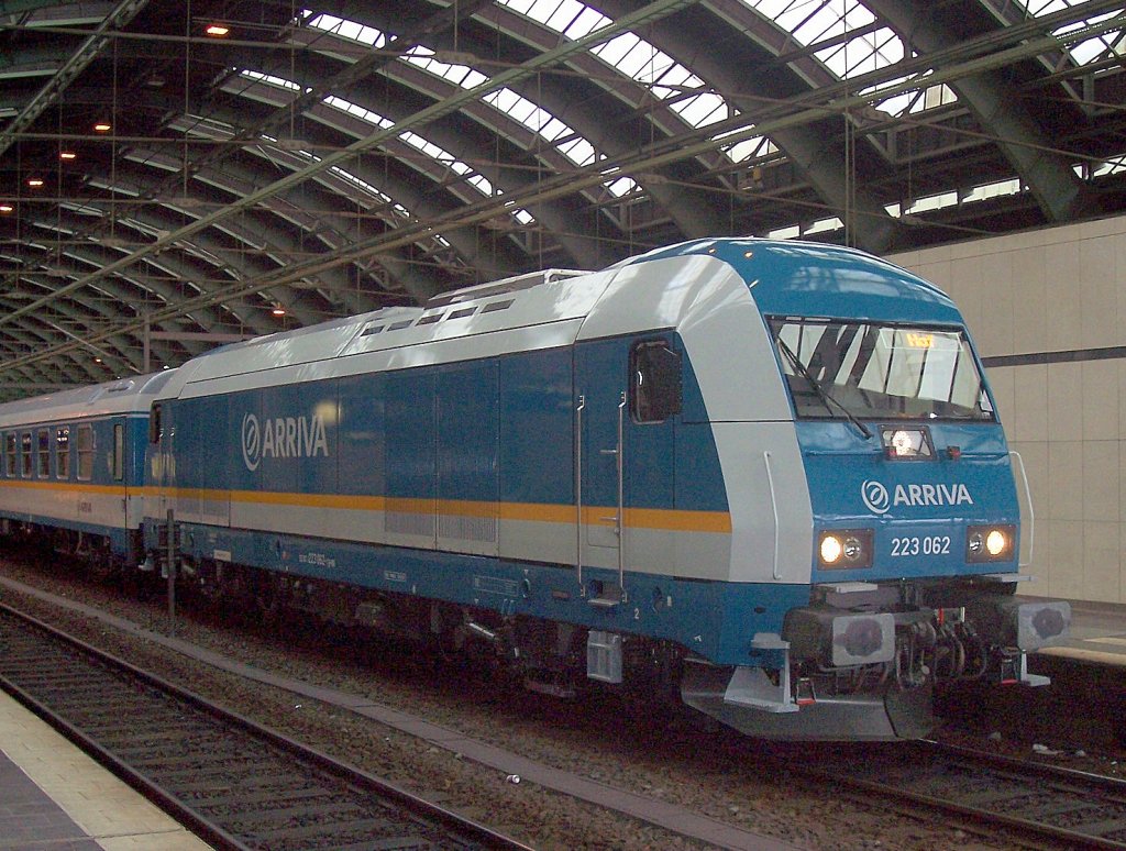 Ein kurzweiliges Vergn�gen waren die Testfahrten der damals neu von ATC jetzt Alpha Trains gemieteten BR 223 bei der Vogtladbahn GmbH, sie fuhr mit den neu umgebauten Personenwagen auf der Vogtland-Expresslinie zwischen Berlin und Hof Hbf. via Chemnitz, 13.09.07 Berlin-Ostbahnhof.