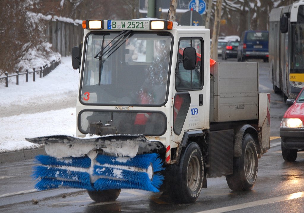 Ein LADOG Kommunalfahrzeug im Schneer�umdienst der Fa.NORD, 11.01.10 Berlin-Pankow.