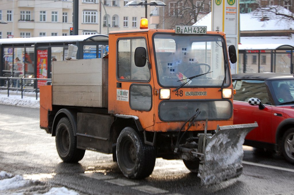 Ein LADOG Typ? der Fa. S�nder im Schneer�umdienst, 14.12.12 Berlin-Pankow.