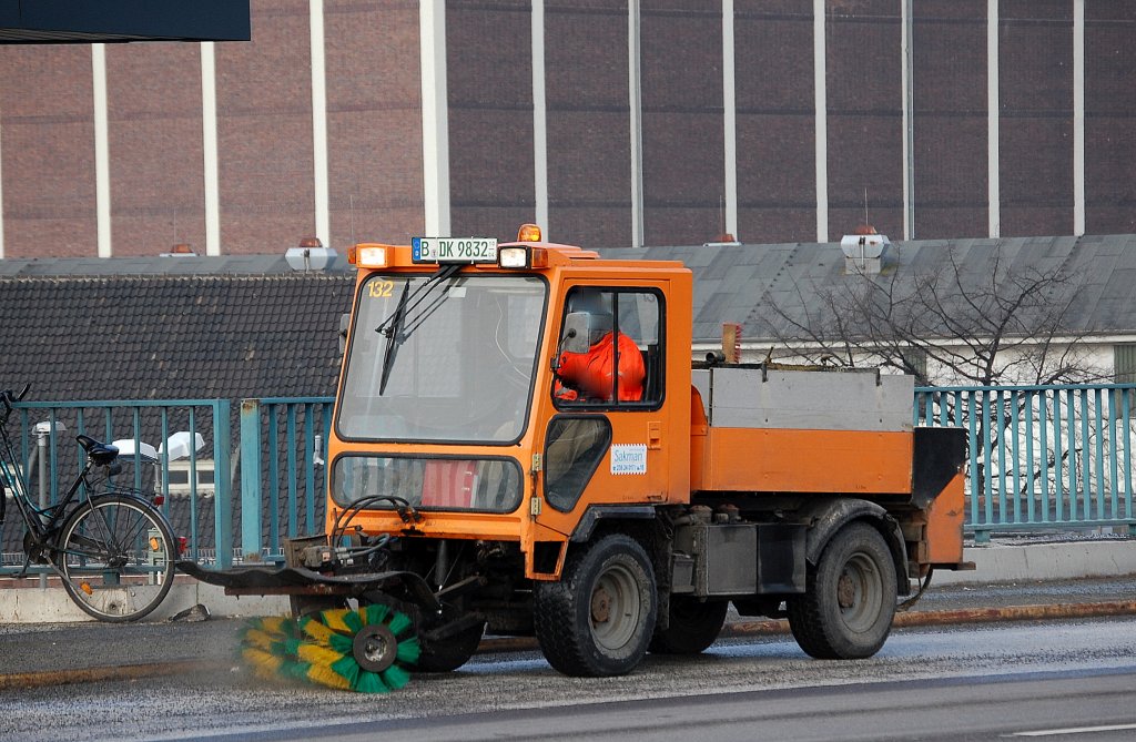 Ein LADOG Typ? Kommunalfahrzeug der Fa. Sakman im Winterkehrdienst auf der Berliner Putlitzbr�cke, 13.02.13