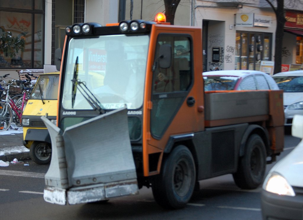 Ein LADOG Typ? Kommunalfahrzeug einer Privatfirma im Schneer�umdienst, 07.12.12 Berlin Sch�nhauser Allee.
