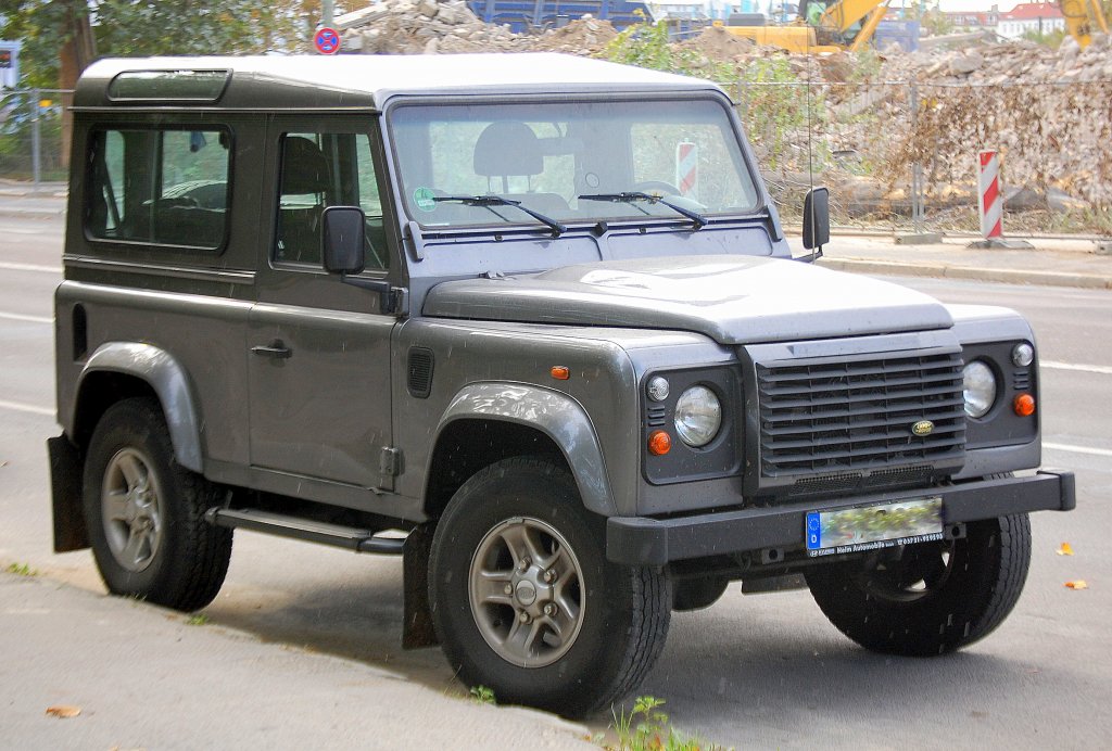 Ein LAND ROVER DEFENDER, 06.10.11 Berlin Prenzl.Berg.