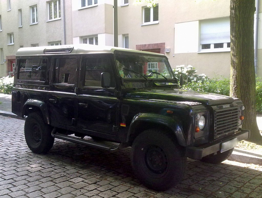 Ein LAND ROVER DEFENDER 110, 11.05.12 Berlin-Pankow.