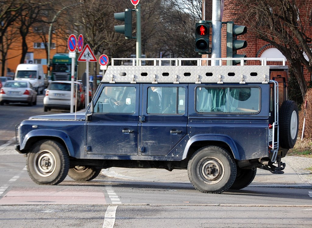 Ein Land Rover Defender mit Spezialdachaufbau, 18.01.12 Auffahrt Berliner Stadtautobahn Knobelsdorffstr. 