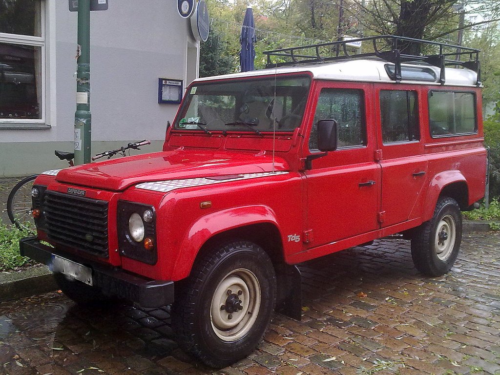 Ein LAND ROVER DEFENDER Td5 im Oktober 2011 Berlin Pankow.