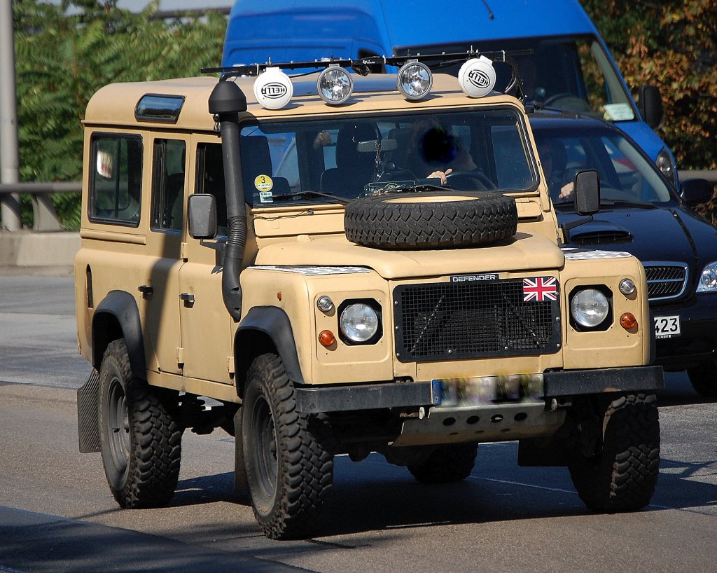 Ein LAND ROVER Typ DEFENDER mit der typischen Form und dieser klassischen Safarifarbe, ein Gel�ndewagen wie aus dem Bilderbuch, 09.09.09 Berliner Stadtautobahn H�he Knobelsdorffstr.