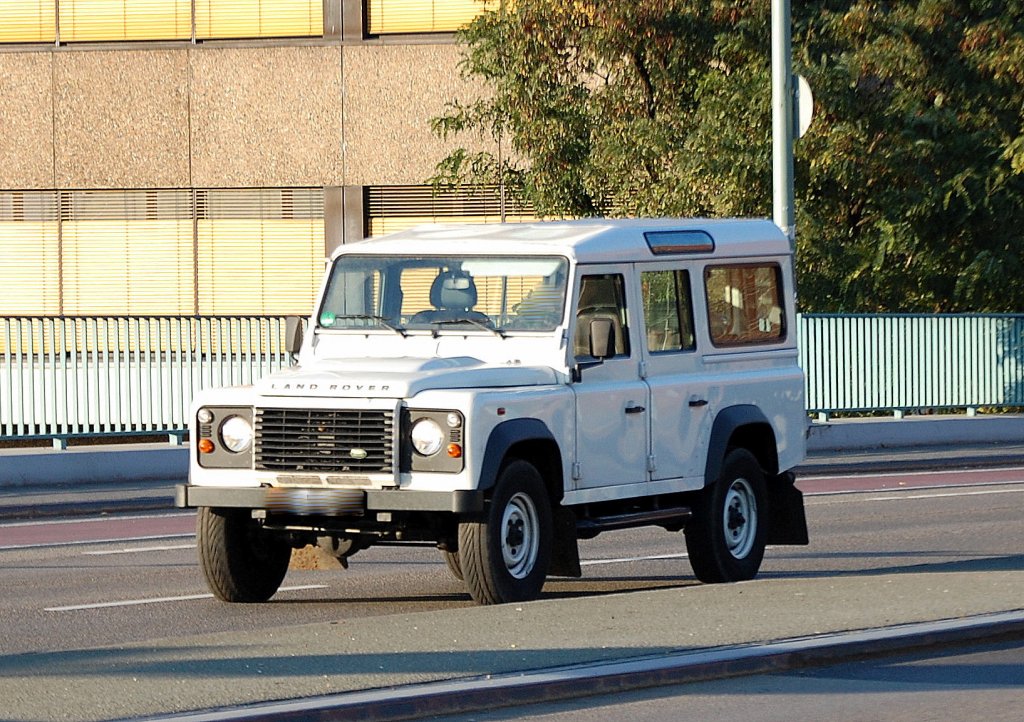 Ein LAND ROVER in wei�, 22.10.11 Berlin-Putlitzbr�cke.
