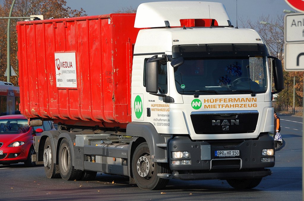 Ein Leasingfahrzeug der Fa. H�FFERMANN MIETFAHRZEUG im Auftrag von VEOLIA UMWELTSERVICE unterwegs. Es ist MAN TGS 26.400 Abrollkipper auf dem Weg zum Berliner Westhafen, 02.11.11 