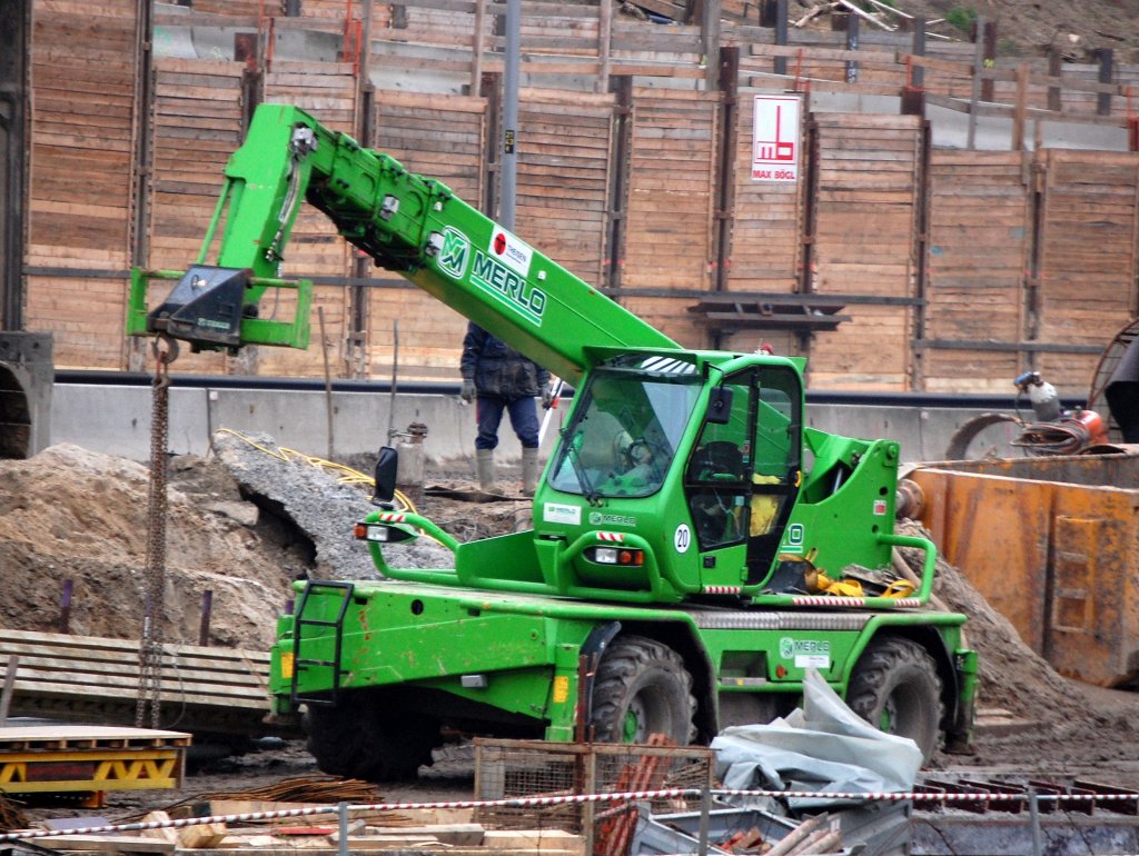 Ein Leasingtelekoplader der Fa. THEISEN, ein MERLO 45.21 MCSS am 15.12.08 Gro�baustelle Spandauer Damm Br�cke Berlin.