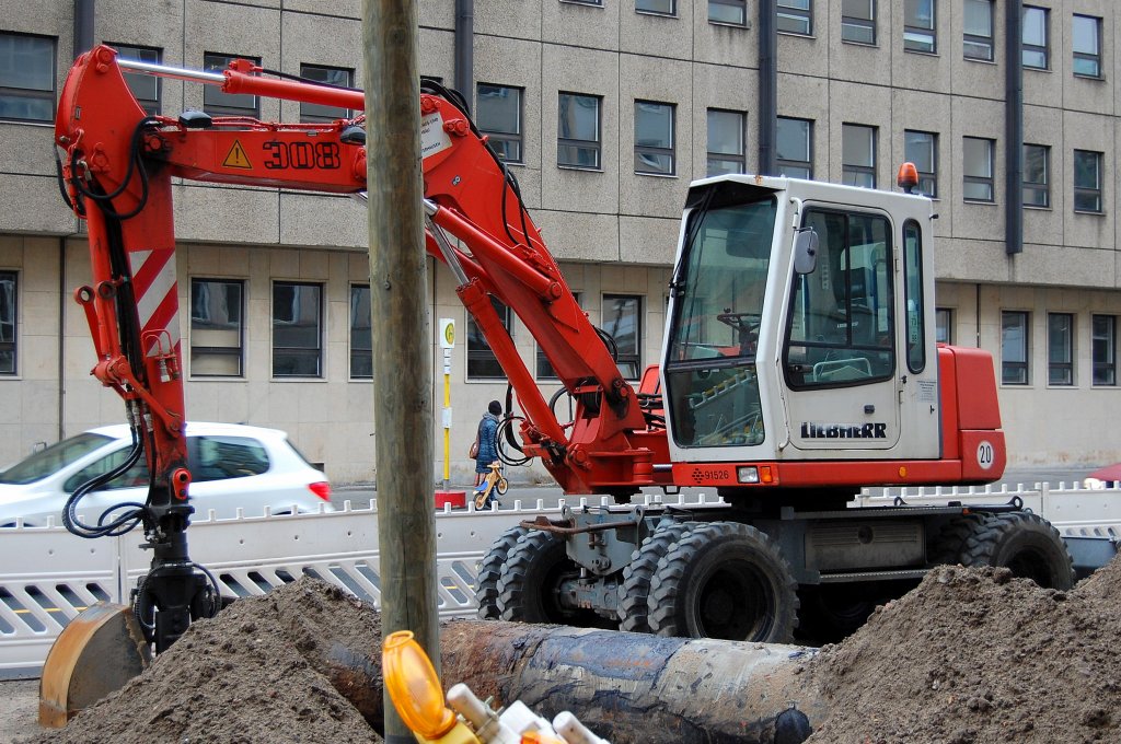 Ein LIEBHERR 308 Mobilbagger, 01.03.12 Berlin-Mitte.