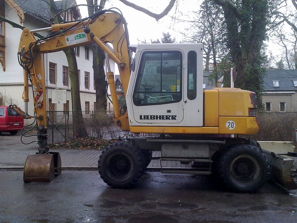 Ein LIEBHERR 310 Mobilbagger der Fa. ESBE, 24.02.12 Berlin-Niedersch�nhausen.