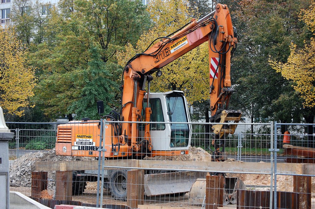 Ein LIEBHERR 316 Mobilbagger der Fa. MATTH�I, 27.10.11 Berlin-Mitte. 