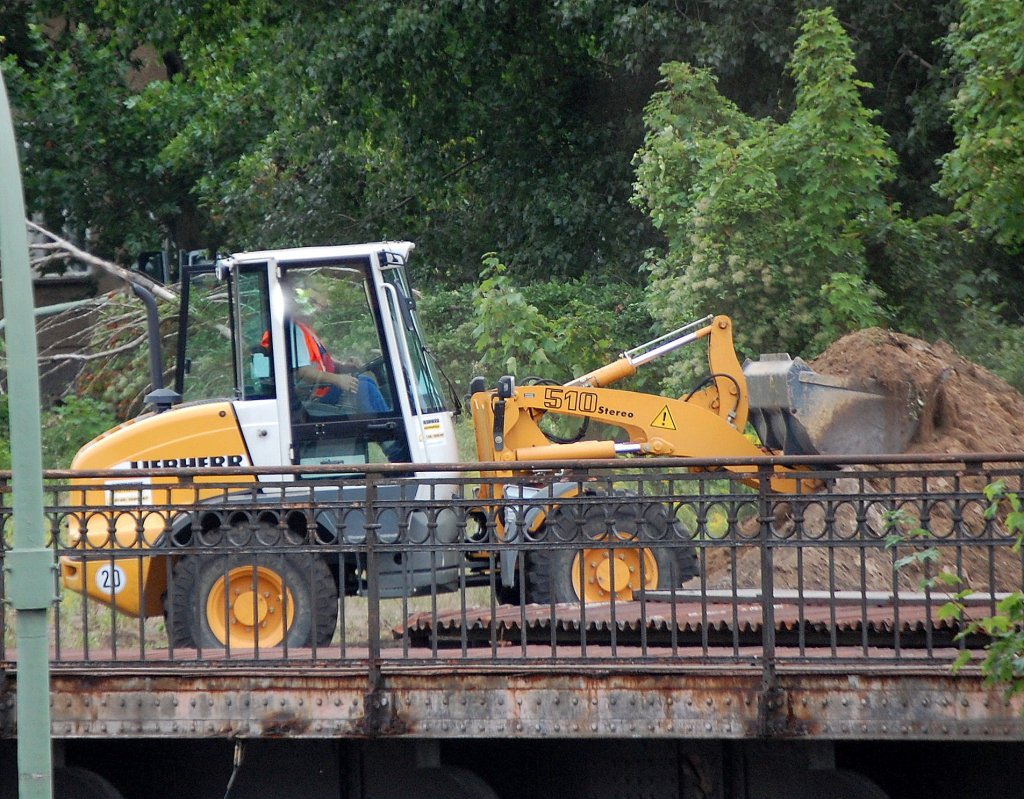 Ein LIEBHERR 510 Stereo bei den Abri�arbeiten der alten Bahnbr�cken Berlin-Pankow am 12.08.08