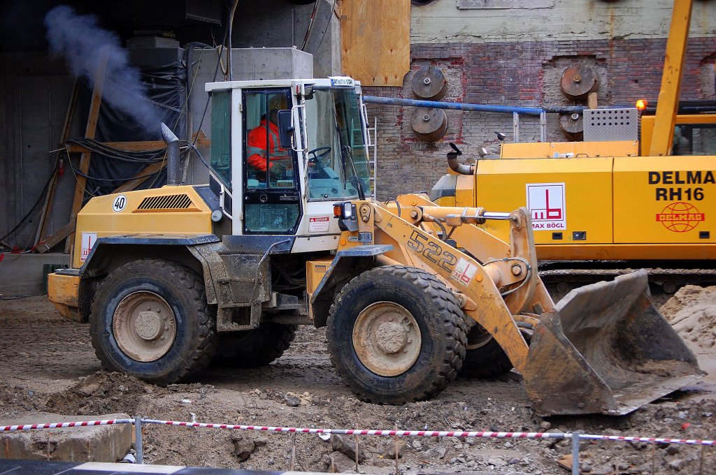 Ein LIEBHERR 522 der Baufirma MAX B�GL am 16.10.09 Neubau Spandauer Damm Br�cke Berlin.