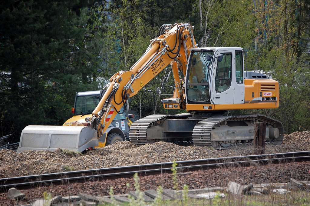 Ein LIEBHERR 904 Litronic der Fa. STRABAG, 24.04.10 Bahnstreckenneubau Berlin-Baumschulenweg. 
