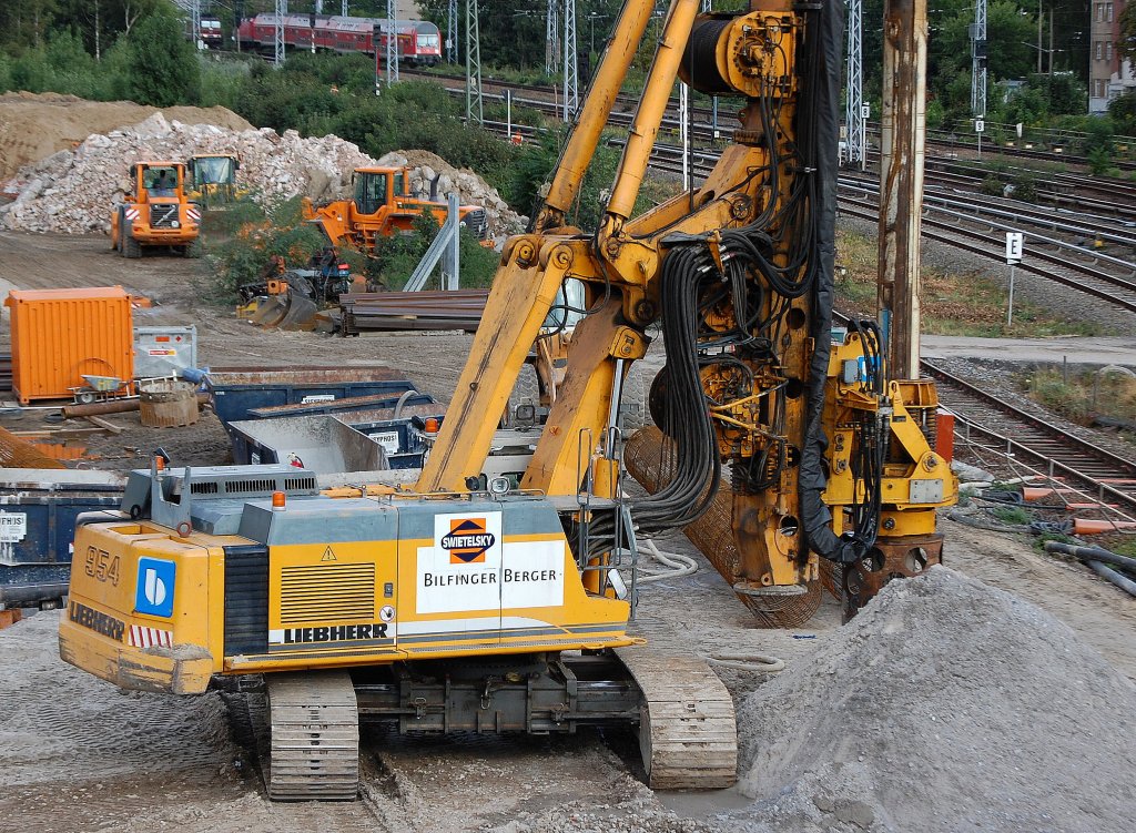 Ein LIEBHERR 954 Kettentr�geruntergestell mit dem BAUER BH 40 H Bohrsystem best�ckt der Fa. SWIETELSKY/BILFINGER/BERGER auf der Gro�baustelle Berlin Ostkreuz, 17.08.08 