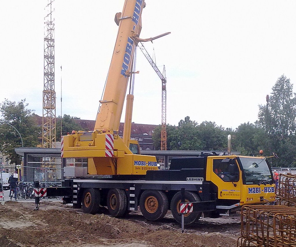 Ein LIEBHERR Fahrzeugkran der Fa. MOBI-HUB am 02.09.11 Berlin-Pankow.
