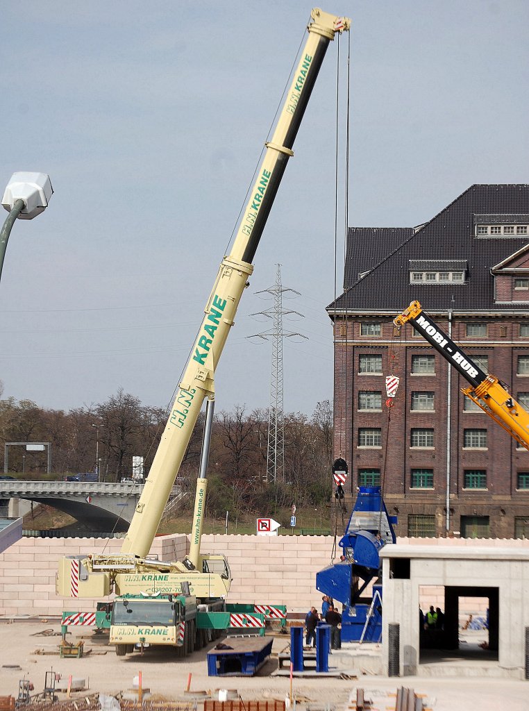 Ein LIEBHERR LTM 1250 bze. 1350? der Fa. H.N. KRANE am 08.04.10 Berliner westhafen beim Maschinenaufbau.