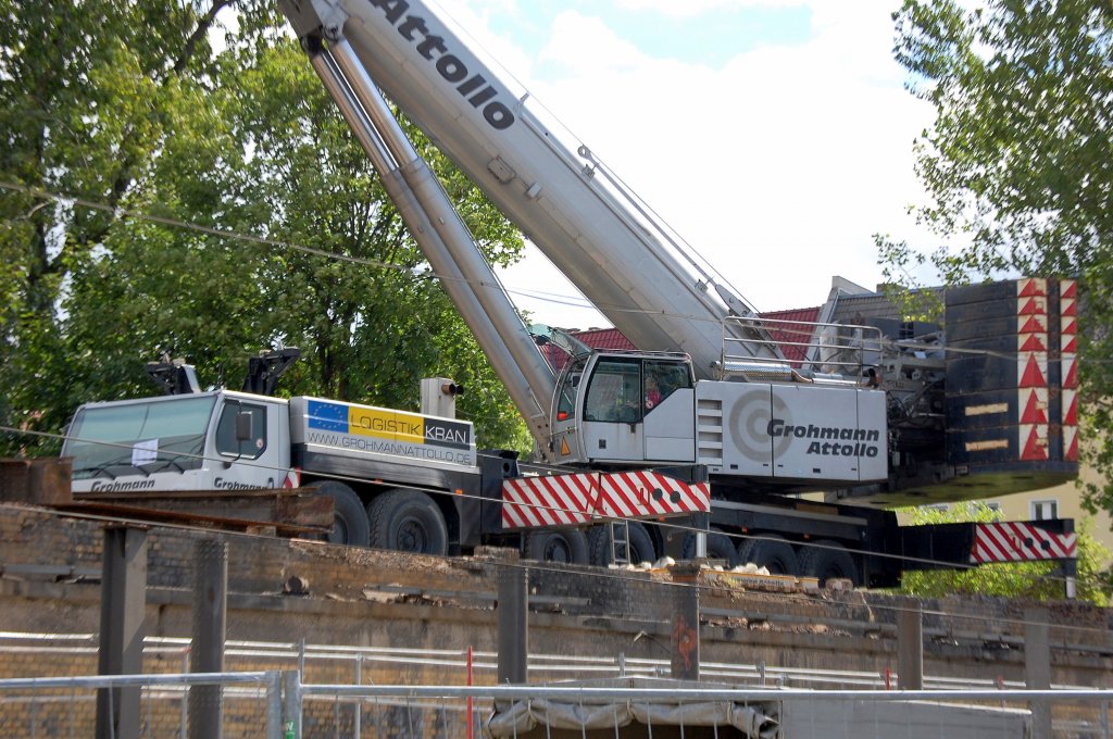 Ein LIEBHERR LTM 1400-7.1 der Fa. Grohmann-Attollo beim Abri� der alten Bahnbr�cken �ber die Berliner Str. Berlin-Pankow, 22.08.08.