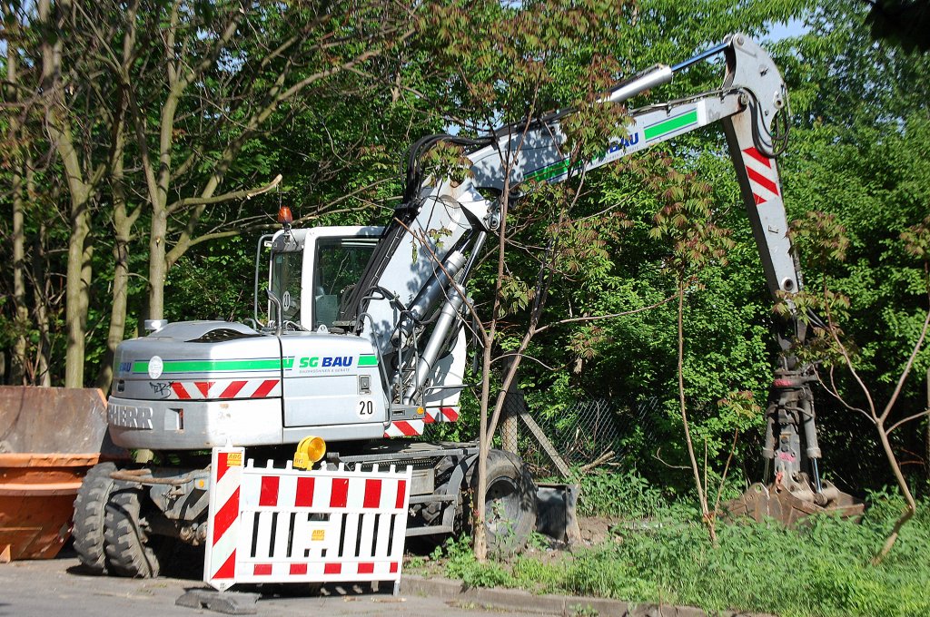 Ein LIEBHERR Mobilbagger A309 der Fa. SG Bau (Mietbagger), 10.05.12 Berlin-Pankow.