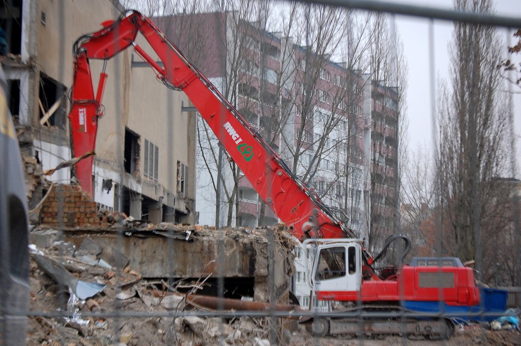 Ein LIEBHERR R954 Long Front Abri�-Raupenbagger RWG I beim Abri� eines Fabrikgeb�udes N�he Berln-Ostbhf. am 13.12.08.
