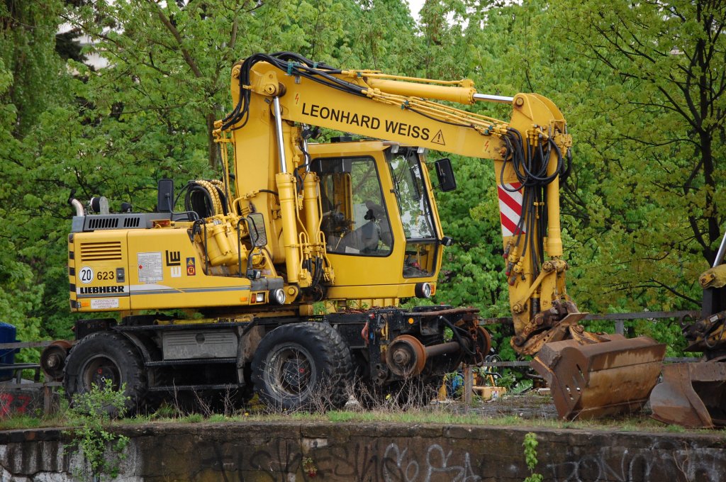 Ein LIEBHERR Zweiwegebagger Typ? 623? der Gleisbaufirma LEONHARD WEISS im Sommer 2008 Bahngleisrampe Berlin-Blankenburg.