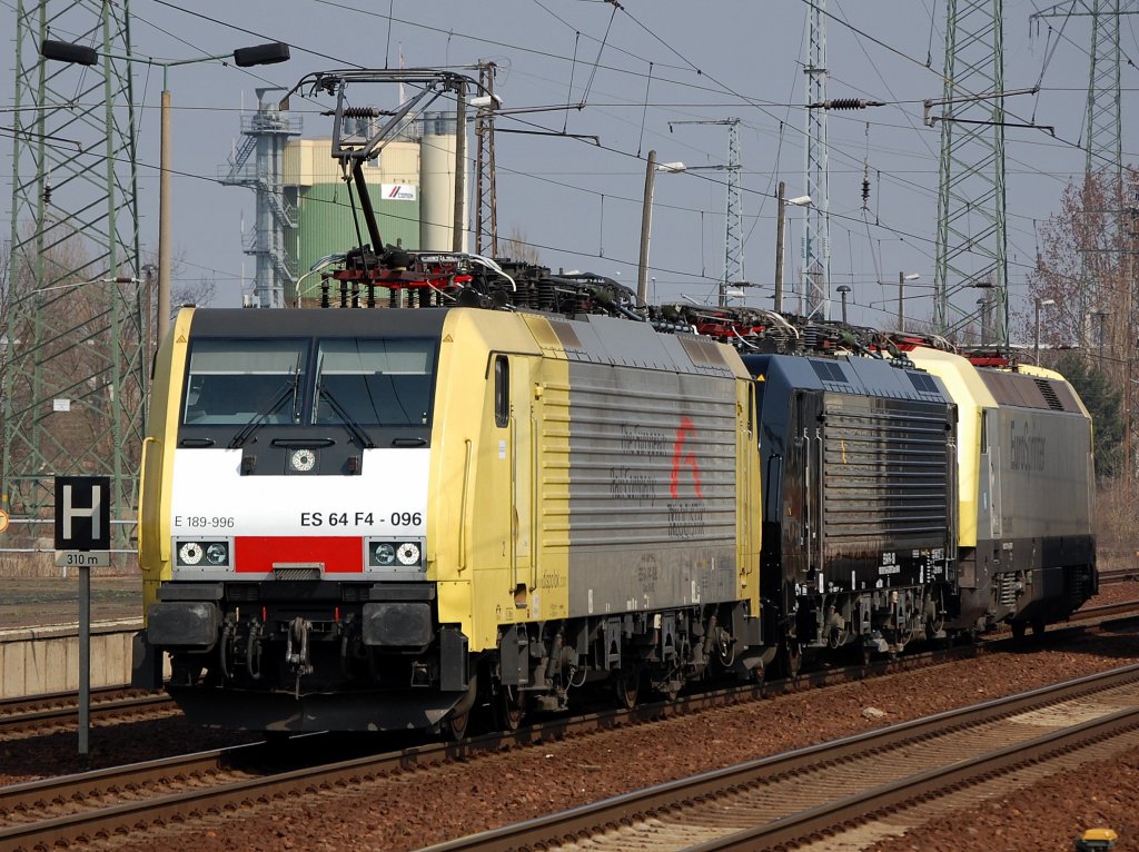 Ein Lokzug mit MRCE Dispolok E 189-996 / ES 64 F4-096 (Siemens, Bj.2004) im Dienste von TXL t�tig mit weiterer 189&acute;er und EuroSprinter am Ende des Zuges bei der Durchfahrt im Bhf. Flughfen Berlin-Sch�nefeld, 04.04.09
